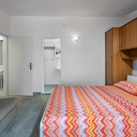 Lovely Apartment In Barbat With Swimming Pool شقة