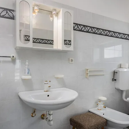 Lovely Apartment In Barbat With Swimming Pool * Barbat na Rabu