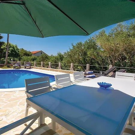 Lovely Apartment In Barbat With Swimming Pool
